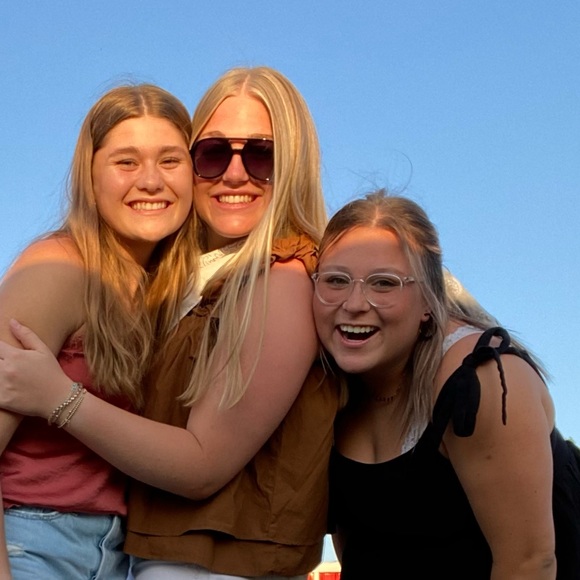 Meet your Posher, Chloe - Picture 2 of 4